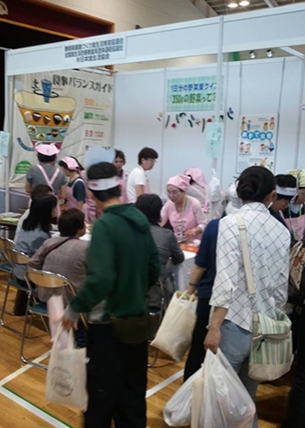ヘルスメイトのみなさんによる野菜をはかってみるコーナーでは、こどもからおとなまで楽しみながら食育を学びました。