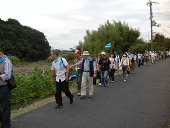 史跡を散策しながら、のどかな田園風景の中をハイキングしました。