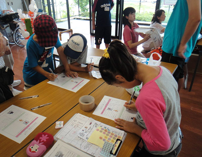 防災避難キャンプ2013で高齢者体験のお手伝い