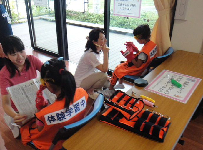 防災避難キャンプ2013で高齢者体験のお手伝い