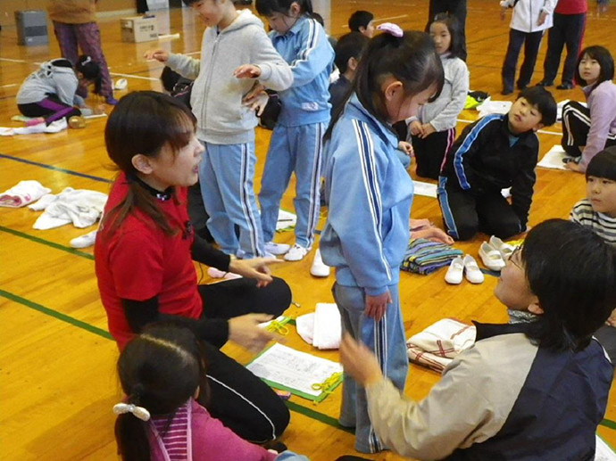 【姿勢工房ストレッチングオフィス】小学校で姿勢改善ストレッチ