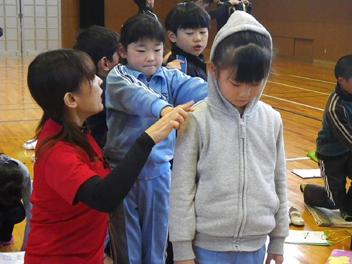 【姿勢工房ストレッチングオフィス】小学校で姿勢改善ストレッチ