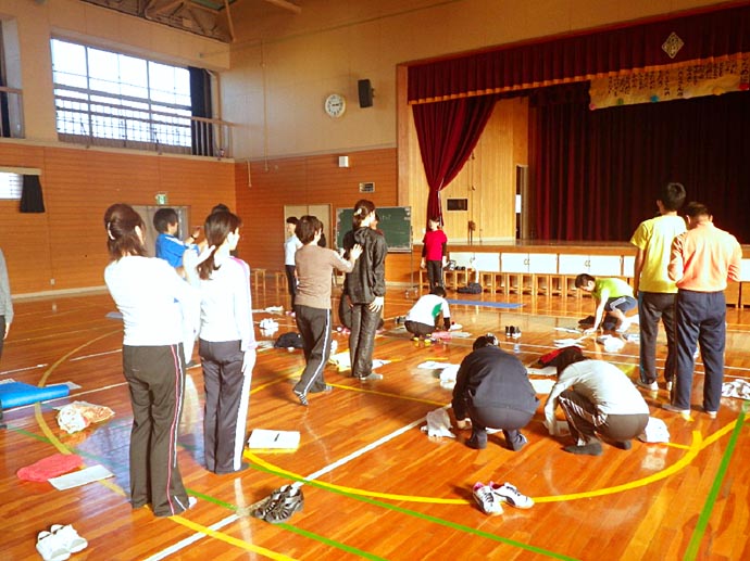 【姿勢工房ストレッチングオフィス】津市立北立誠小学校、教職員の方とストレッチ