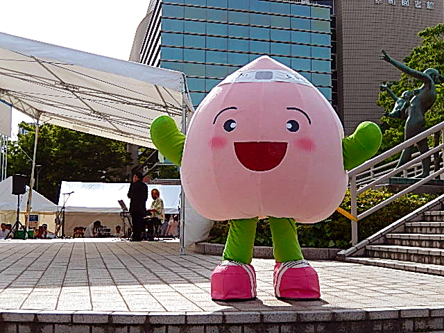 【岡山市】健康市民おかやま21(第2次)のマスコットキャラクター『ももちゃん』が着ぐるみで誕生!