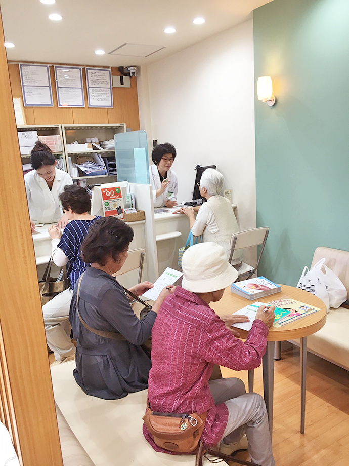 【クラフト株式会社】さくら薬局逆瀬川駅前店で「肺・血管年齢チェック」の市民講座を開催しました