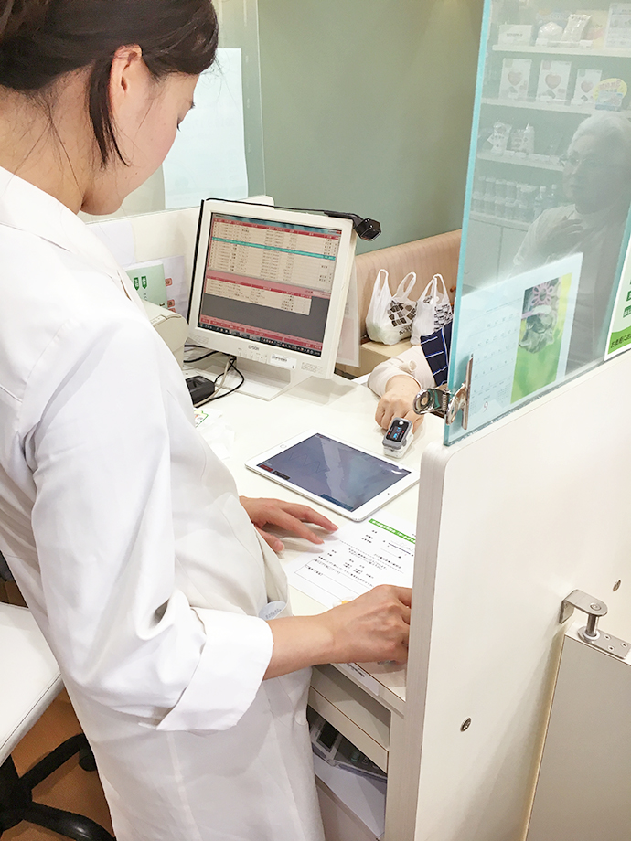 【クラフト株式会社】さくら薬局逆瀬川駅前店で「肺・血管年齢チェック」の市民講座を開催しました