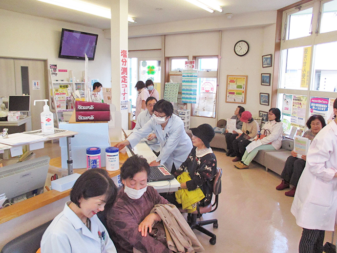 【有限会社　ｸﾛｰﾊﾞｰ薬局（わかば薬局）】健康フェア開催いたしました