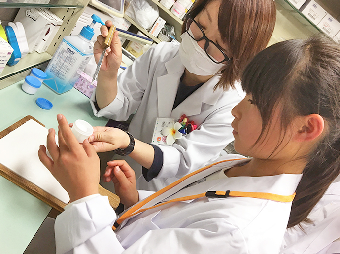 【株式会社メディカル・ウェルネス　あんず調剤薬局】健康イベント『こども薬剤師体験イベント』を開催
