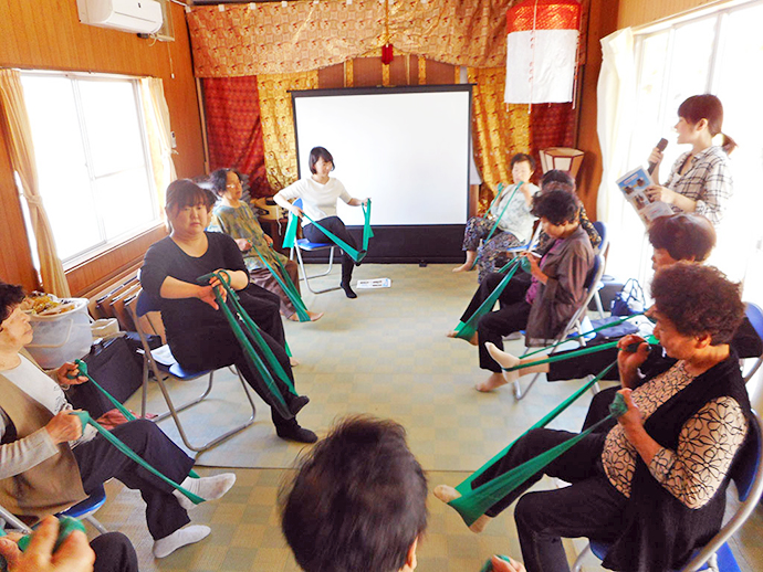 【株式会社　ファーマシィ】川跡地区「武志茶のん話会」にて、ゴムバンドを使った筋力トレーニング「健康バンド講習会」を行いました。