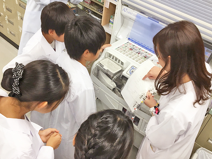 【株式会社メディカル・ウェルネス あんず調剤薬局】健康イベント『第2回こども薬剤師体験イベント』を開催