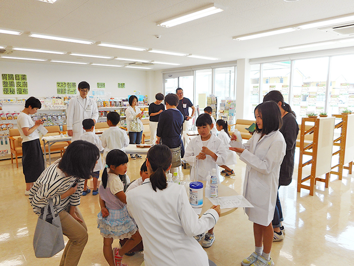 【株式会社 ファーマシィ】ファーマシィ薬局出雲中央にて子ども薬剤師体験を行いました。