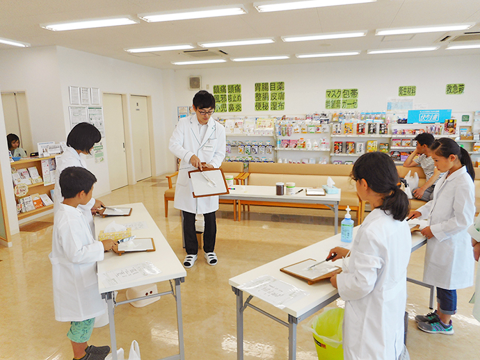 【株式会社 ファーマシィ】ファーマシィ薬局出雲中央にて子ども薬剤師体験を行いました。