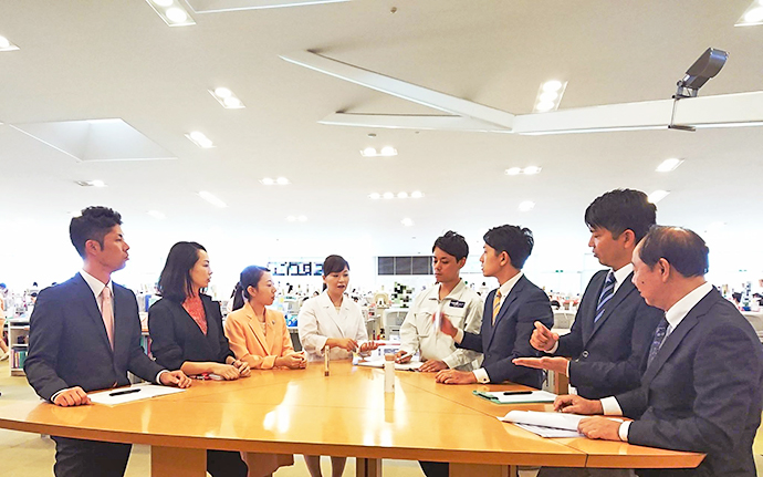 【株式会社再春館製薬所】会議中も運動!?