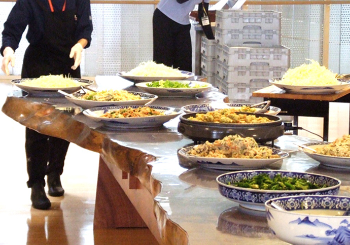 【株式会社再春館製薬所】お腹も心も栄養バランスもみたされる社員食堂