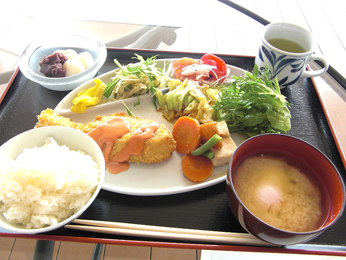 【株式会社再春館製薬所】お腹も心も栄養バランスもみたされる社員食堂