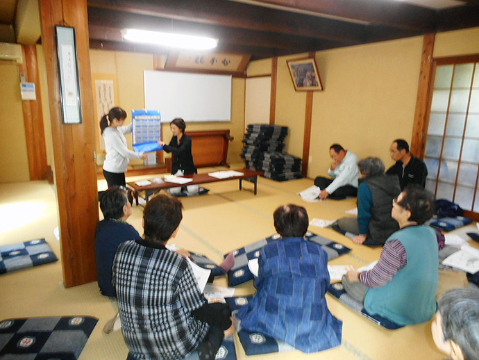 【株式会社 ファーマシィ】出雲市大社町修理免原町「原町サロン」で、お薬講座、測定会、健康バンド教室を行いました。