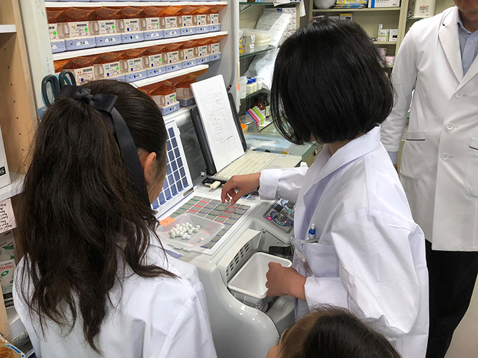 【株式会社メディカル・ウェルネスあんず調剤薬局】健康イベント『第3回こども薬剤師体験イベント』を開催