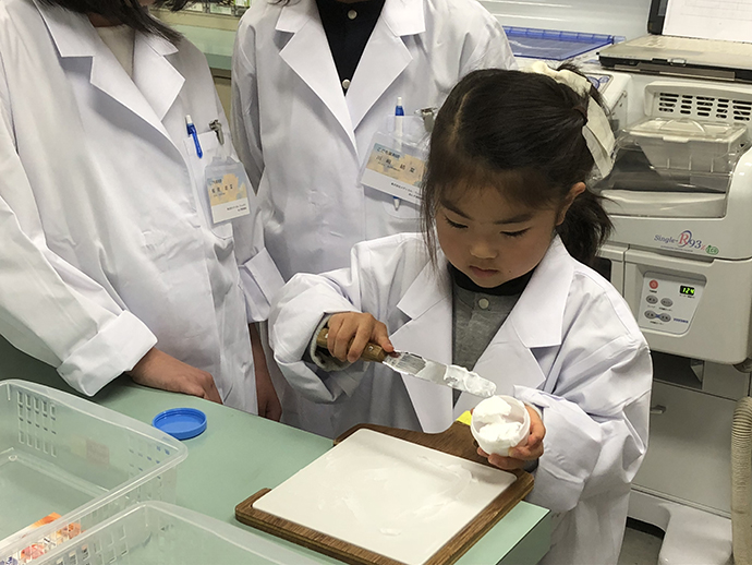 【株式会社メディカル・ウェルネスあんず調剤薬局】健康イベント『第3回こども薬剤師体験イベント』を開催