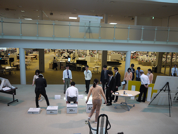 【株式会社再春館製薬所】立ち上がりBOXを用いた社員向け「運動不足度のチェックイベント」