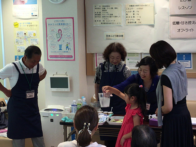 【株式会社アイセイ薬局】千歳台店「ペットボトル飲料の糖度を調べて糖分」についてセミナーを開催