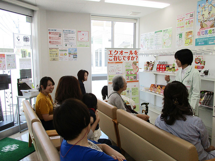 【株式会社　ファーマシィ】ファーマシィたかまつ薬局にて健康フェア開催。骨粗しょう症をテーマとした講座、測定会を行いました。