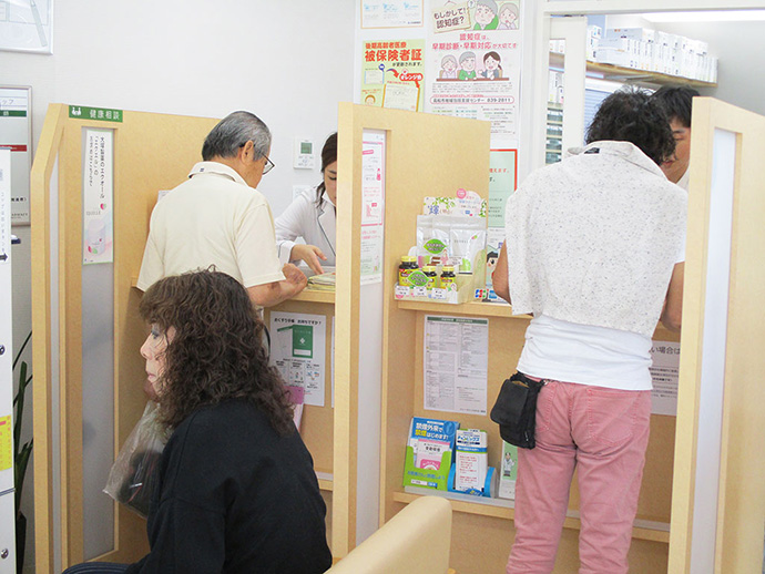 【株式会社　ファーマシィ】ファーマシィたかまつ薬局にて健康フェア開催。骨粗しょう症をテーマとした講座、測定会を行いました。