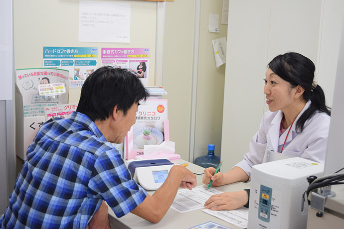 【株式会社育星会　カイセイ薬局　八尾店】AGEs（最終糖化産物）測定と体操を実施しました