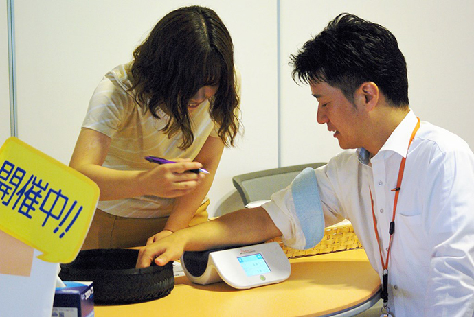 【株式会社再春館製薬所】社員の健康診断にあわせた「糖化指標のチェックイベント」